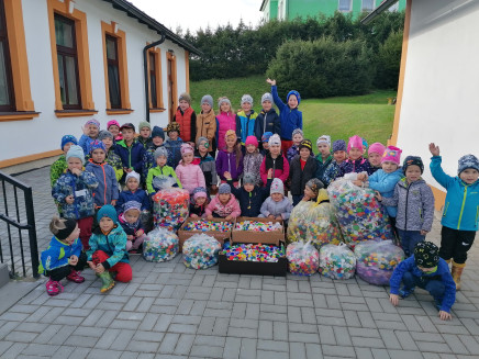 Děti z MŠ pomáhají sběrem víček čtyřleté Sárince