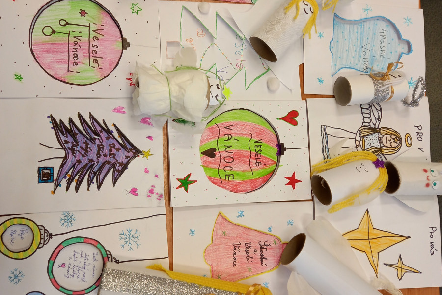 Páťáci podarovali babičky a dědečky v DD ve Štítech