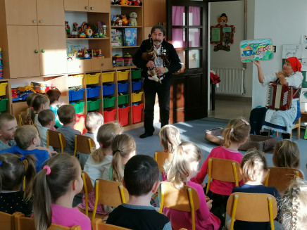 Lidové písničky a veselé dudy v MŠ